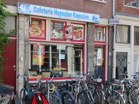 848995 Gezicht op de winkelpui van Cafetaria 'Hapsalon Kapsalon' (Lange Smeestraat 26) te Utrecht.